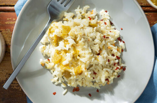Cazuela de arroz jazmin con chile verde y pimiento rojo