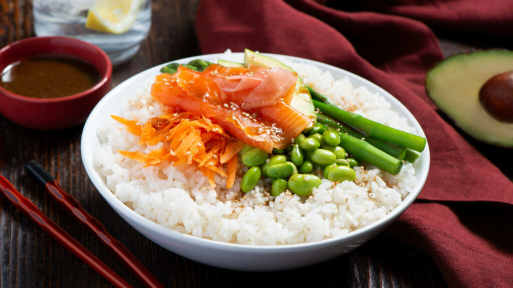 Poke bowl con arroz glutinoso, salmon, edamade, y salsa