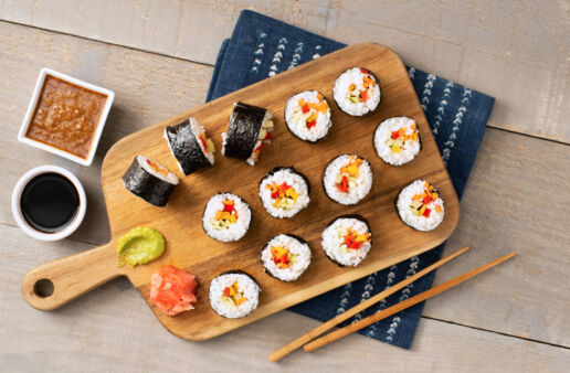 Rollos de sushi vegetariano envueltos en nori