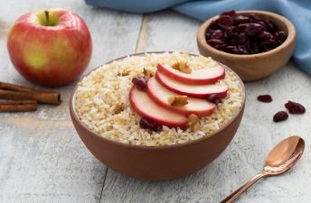 breakfast-rice-bowl-with-apples-jasmine-rice-and-quinoa-with-raisins