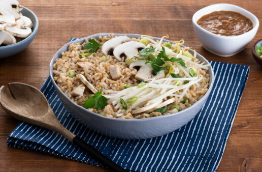 Bowl de arroz con pollo asiático y salsa picante de cacahuate