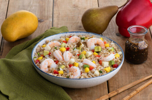 Bowl de arroz integral con camarones, aguacate, mango y peras