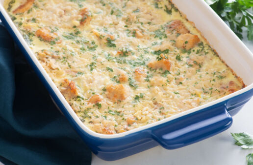 Fuente con pollo al horno, queso y arroz