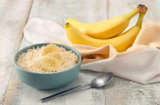 Bowl de arroz basmati con bananas