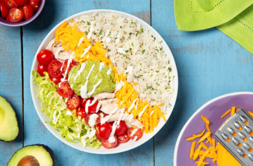 Burrito bowl con arroz, queso, pollo y guacamole