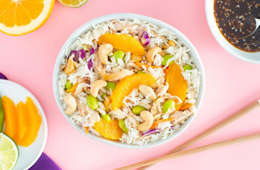 Ensalada de arroz jazmín con pollo, edamame, naranja y salsa