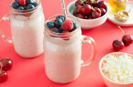 Jarra con smoothie de desayuno de arroz y mantequilla de cacahuate con frutas del bosque