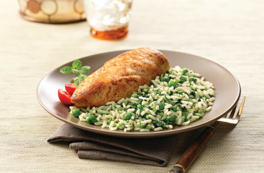 Arroz a la menta con chícharos y espinacas servido con pollo 5 especias