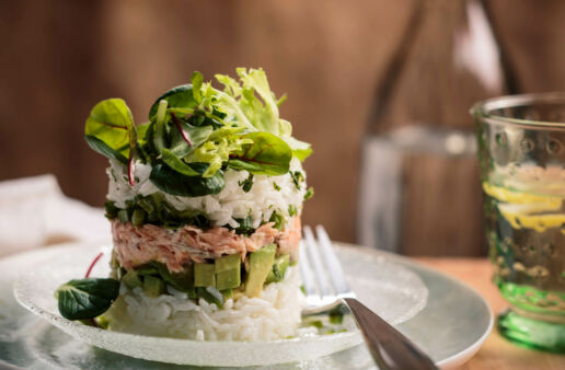 Torres de arroz, salmón picante, aguacate y lechuga
