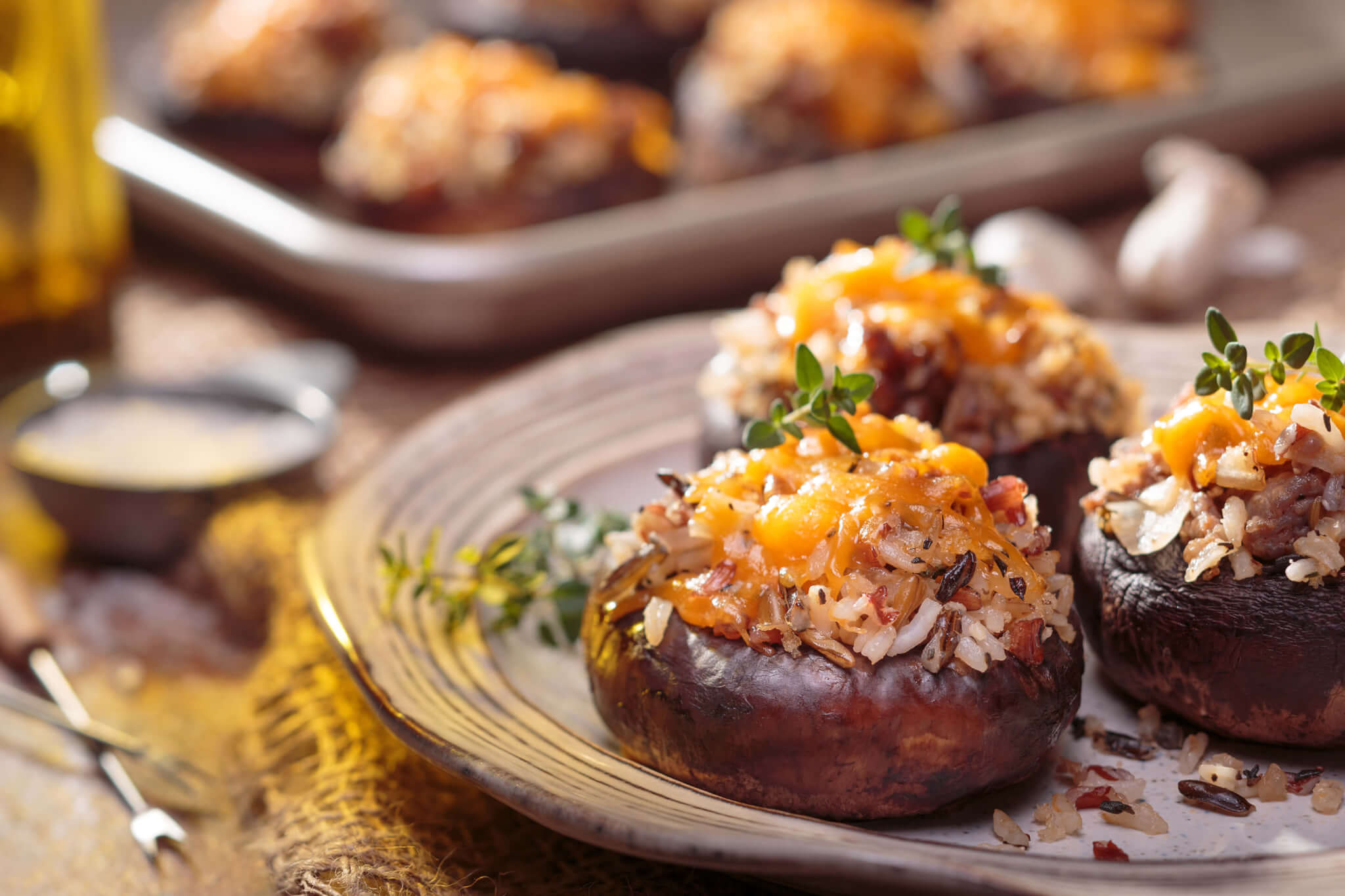Champiñones rellenos de arroz salvaje y salchicha