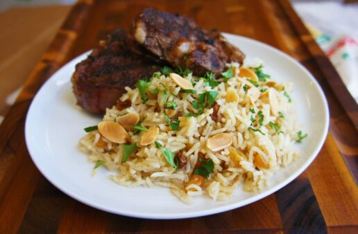 Plato con carne y arroz pilaf con almendras y cilantro