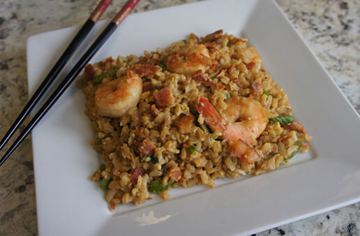 Arroz frito integral con tocino y camarones