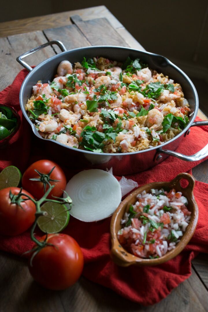 Camarones con pico de gallo y arroz