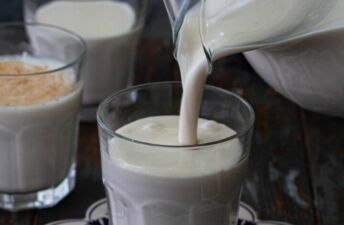 pouring horchata into a glass