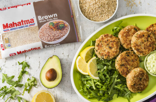 tuna-patties-with-brown-rice-served-with-avocado-mayonnaise-and-arugula-salad