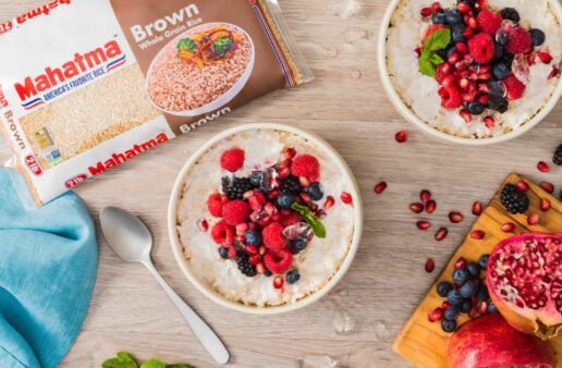 cereal-bowl-with-brown-rice-topped-with-fresh-fruit